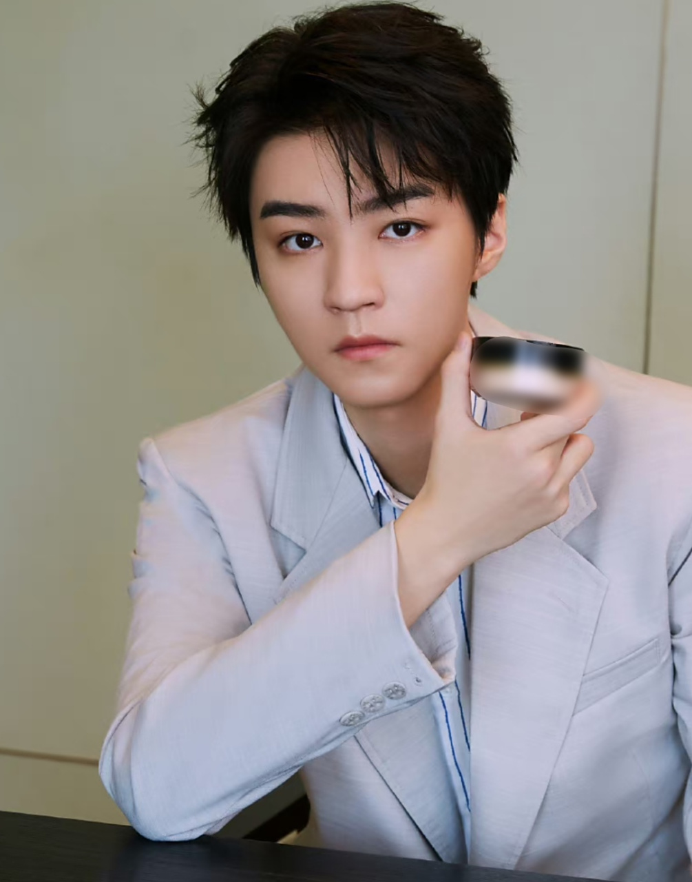 王俊凯参加品牌活动晒帅照,一身灰色西装干净清爽显气质,男孩子就是要