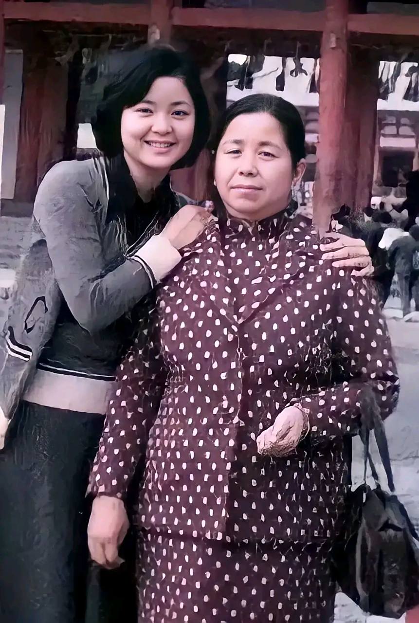 七十年代,中国台湾著名华语歌后邓丽君与母亲赵素桂在台湾的一座庙宇