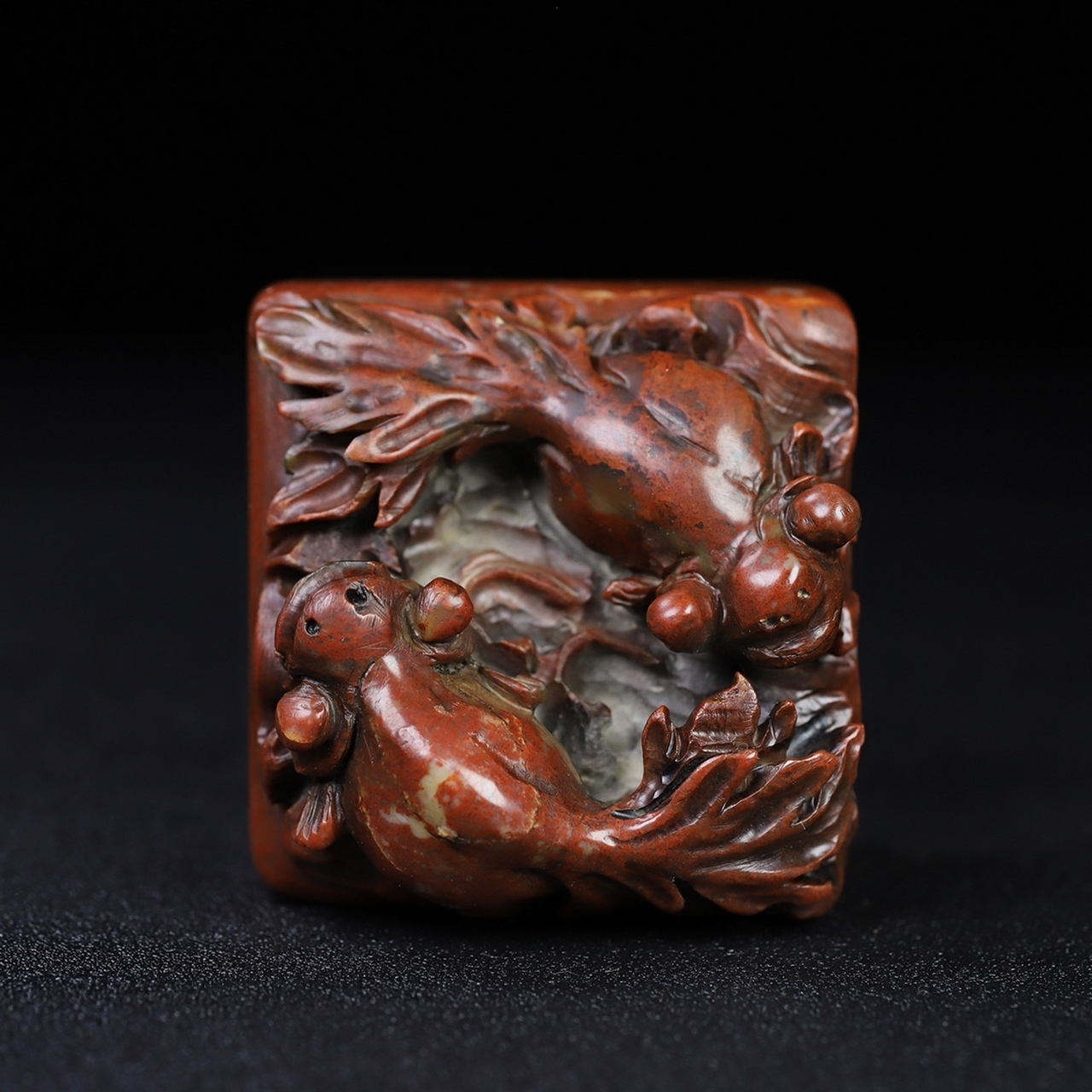 旧藏寿山石朱砂红巧雕【金玉满堂】金鱼钮印章,长5.5厘米宽5.