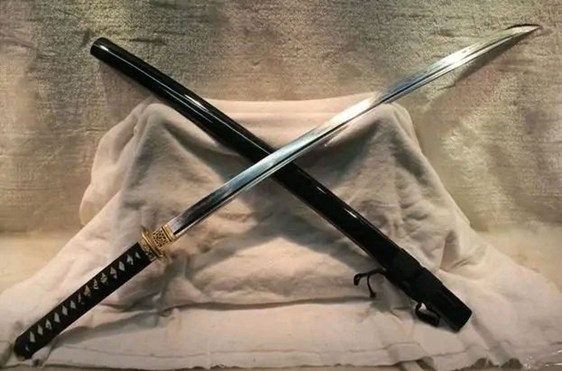 小伙cosplay逛商场,身穿日本武士装,手拿日本武士刀icon,被保安轰出