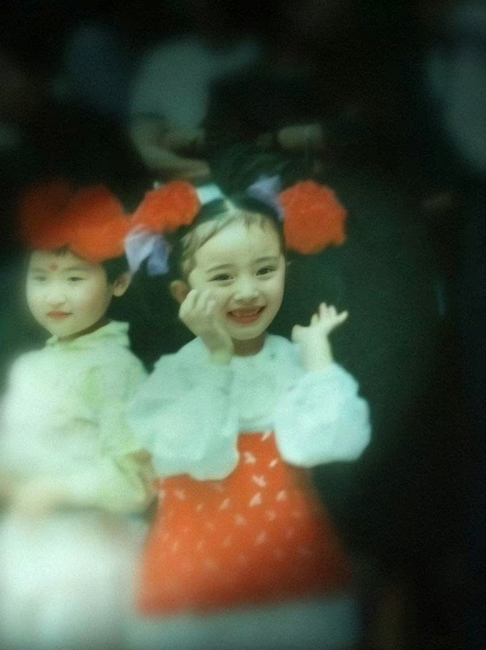 杨幂旧照# #杨幂绝美照片# 杨幂是地道的北京南城胡同小妞,97首次"