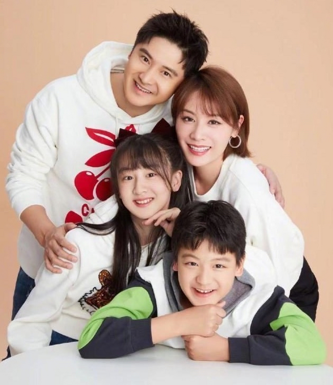 田亮晒全家福庆祝43岁生日 一家四口开心灿笑温馨十足 并温情写道:"