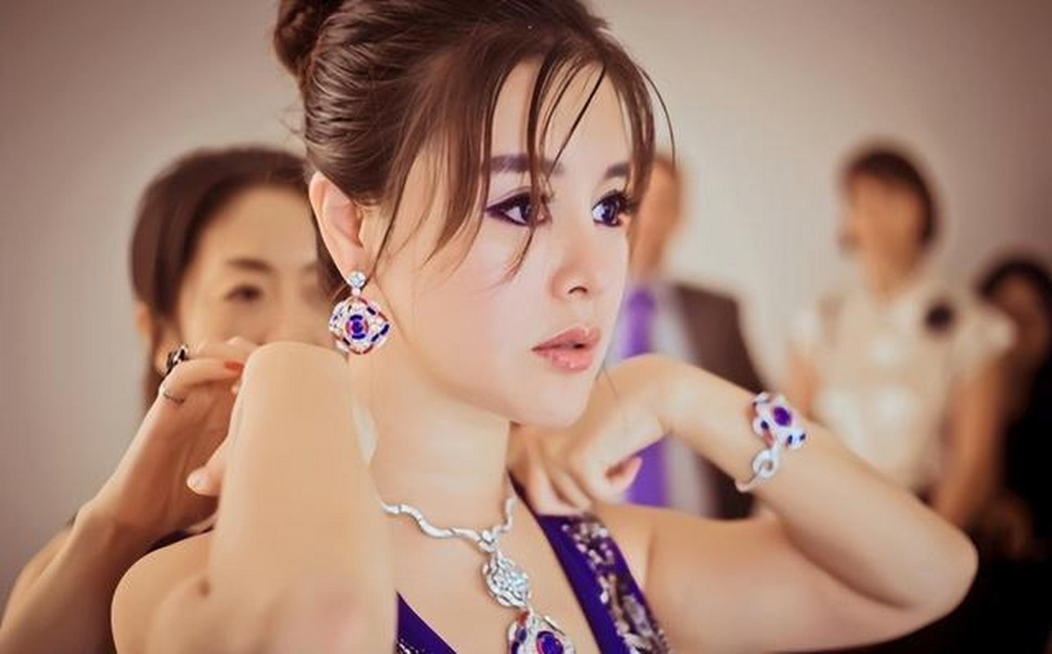 虞美人集团董事长于文红,独立女性代表,妥妥的人生赢家呀,事业