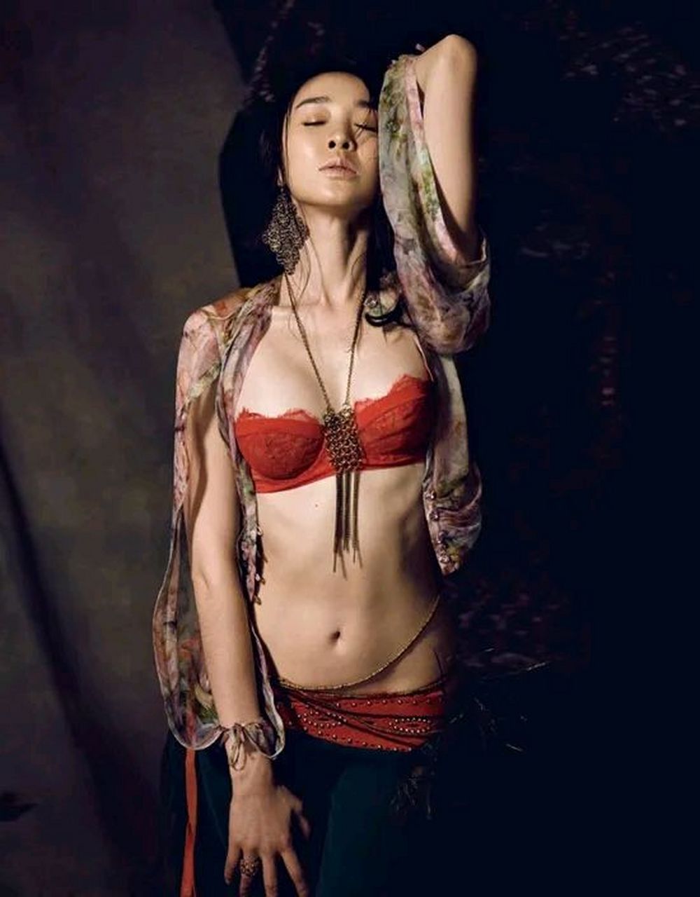 陈丽娜近期为《男人装》拍摄了一组性感写真,首次大尺度秀美腿展现