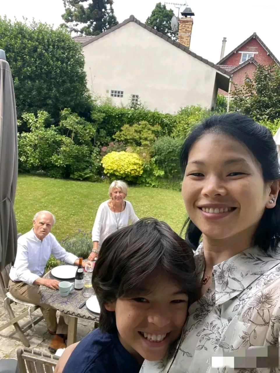 顶级超模吕燕晒与法国老公生的混血儿子,这孩子长得像极了吕燕,黑头发