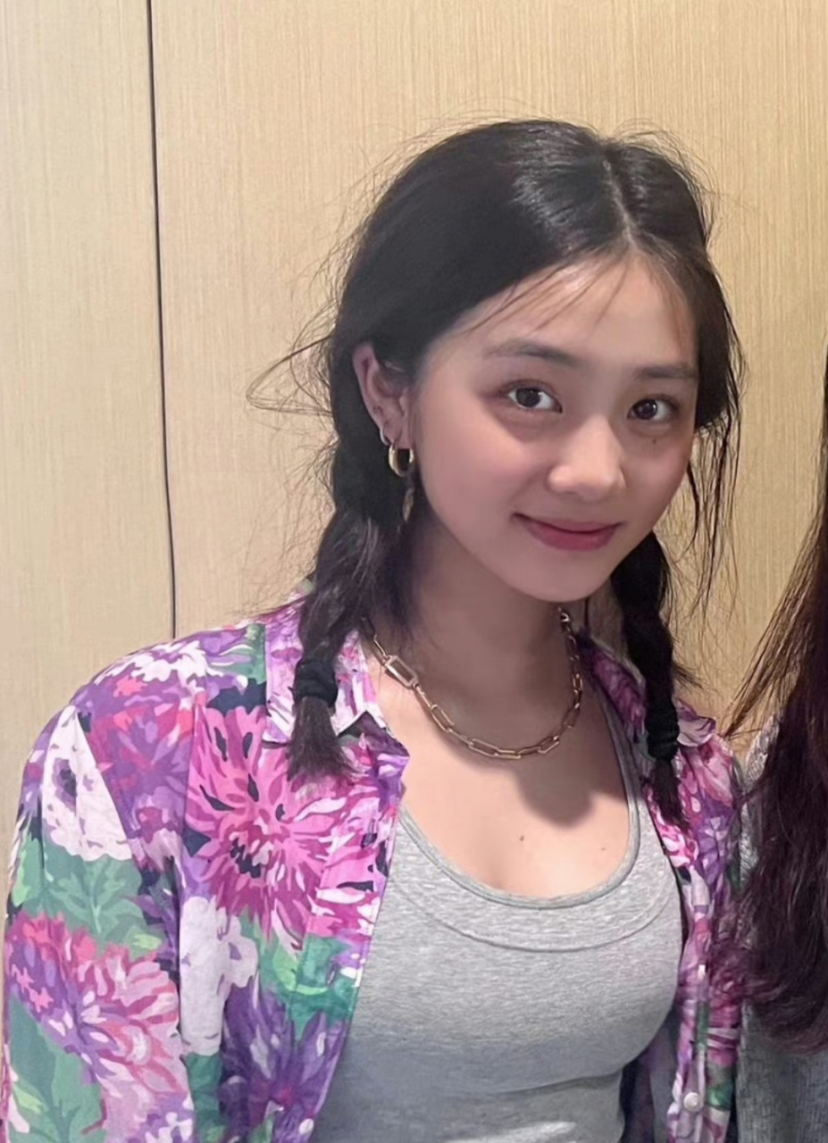 黄磊的女儿黄多多长成大姑娘了,身材好气质佳,温婉灵动,甜美可人!