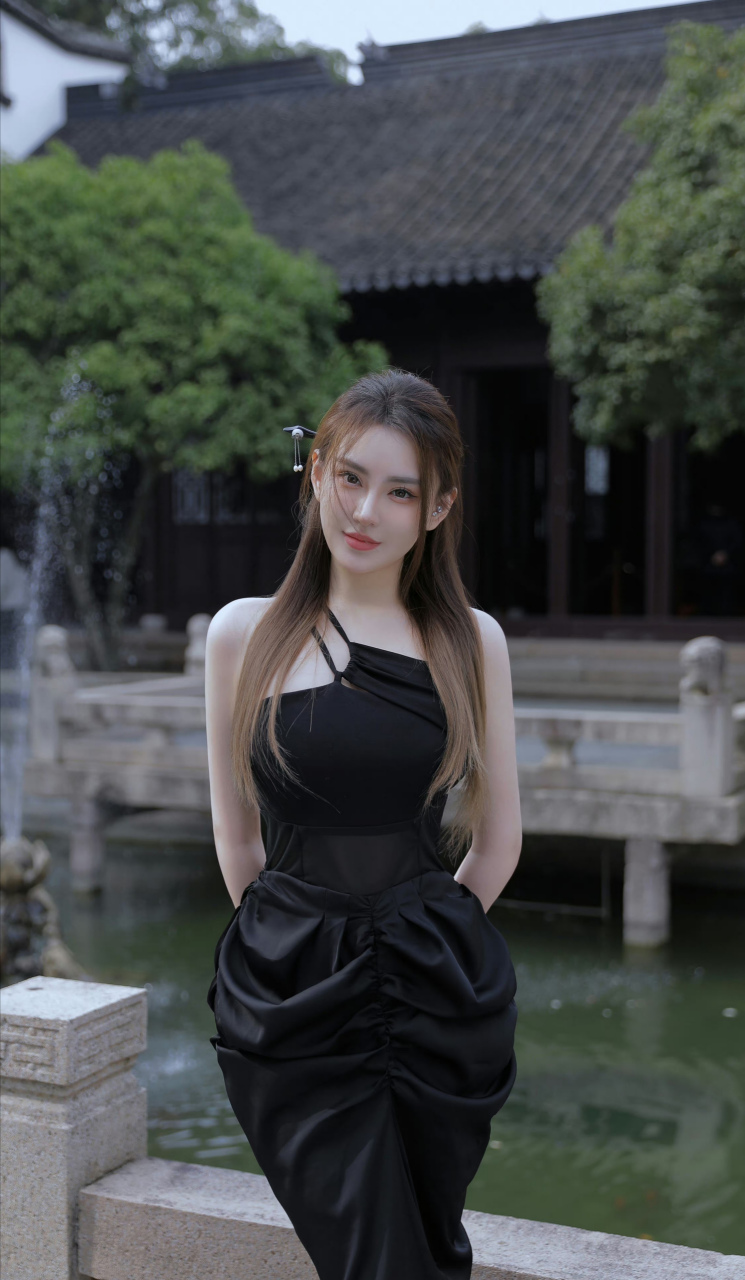 长发黑裙靓丽美女,惊艳迷人