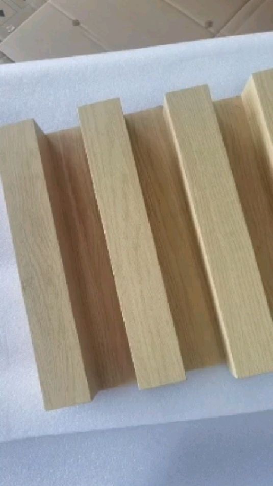 木纹色铝型材长城板,背景墙木纹铝方管