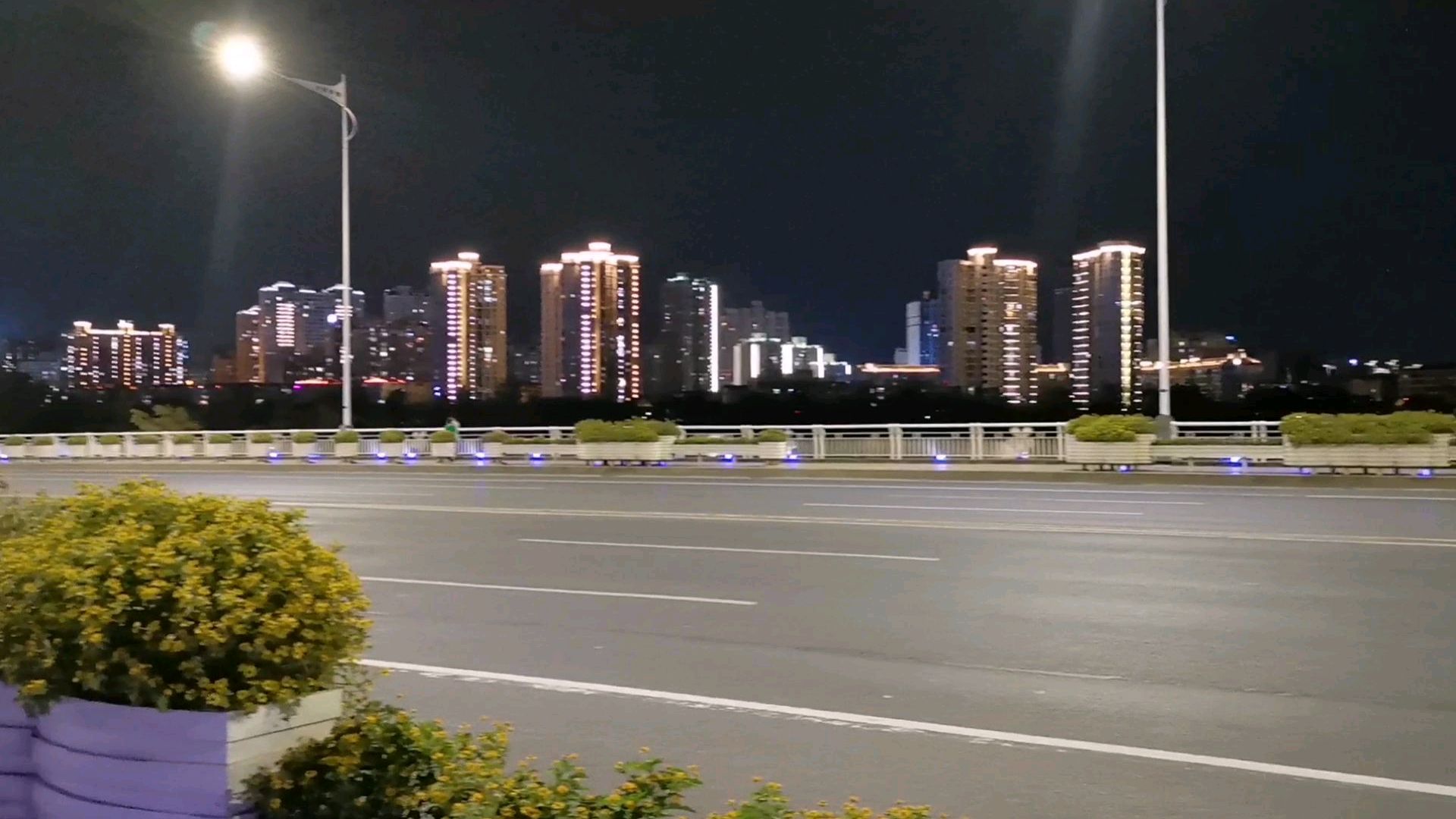 魅力城市湖南常德,夜景实拍,还一个退役二十多年老兵的愿