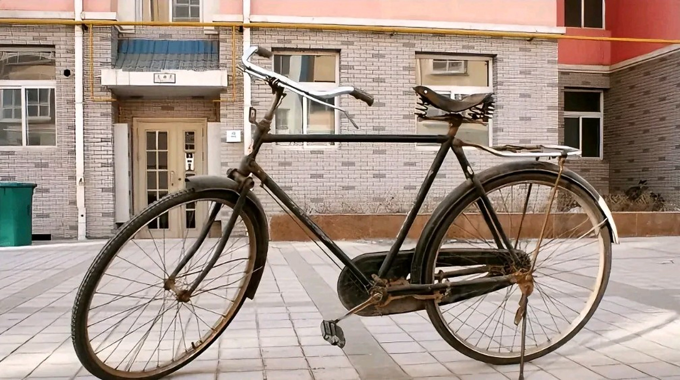 我隔壁邻居要搬家,她家有个破自行车不想带走,过来问我要不要,如果要