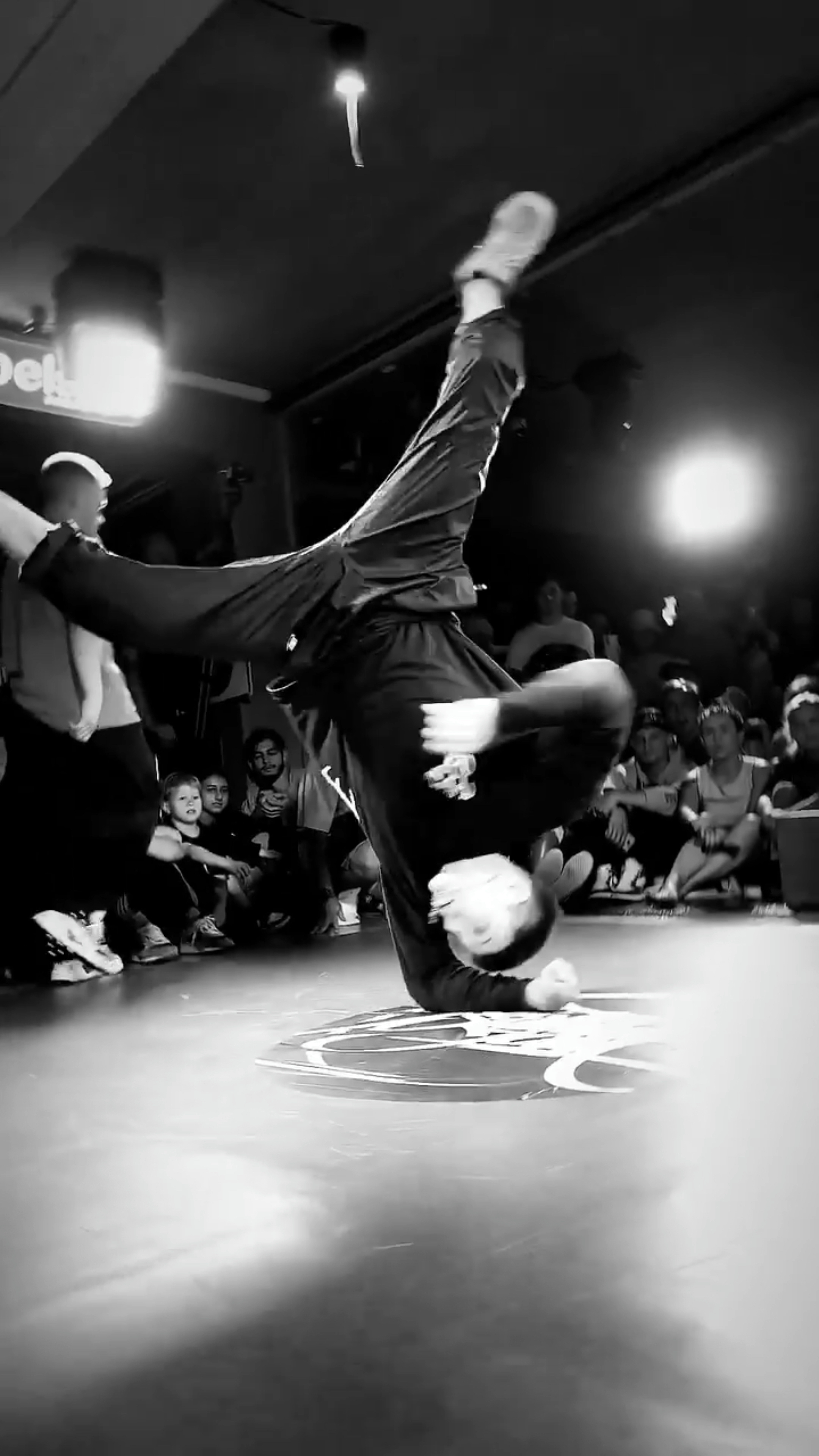 街舞王者震撼来袭,爆发力超强,最后舞蹈收尾帅气,燃气十足!