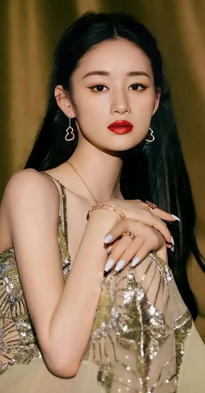 郭晓婷金色吊带礼服长裙造型优雅美丽#娱乐大赏# #惊艳瞬间# #一眼