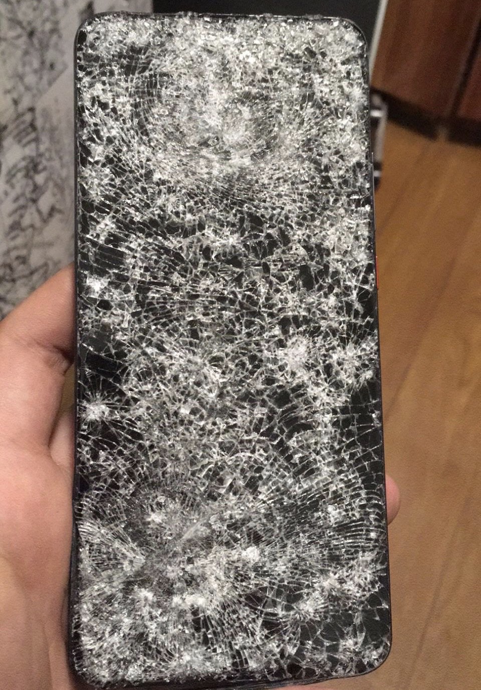 网友红米k30pro遭重卡碾压,华强北修手机师傅建议放弃维修