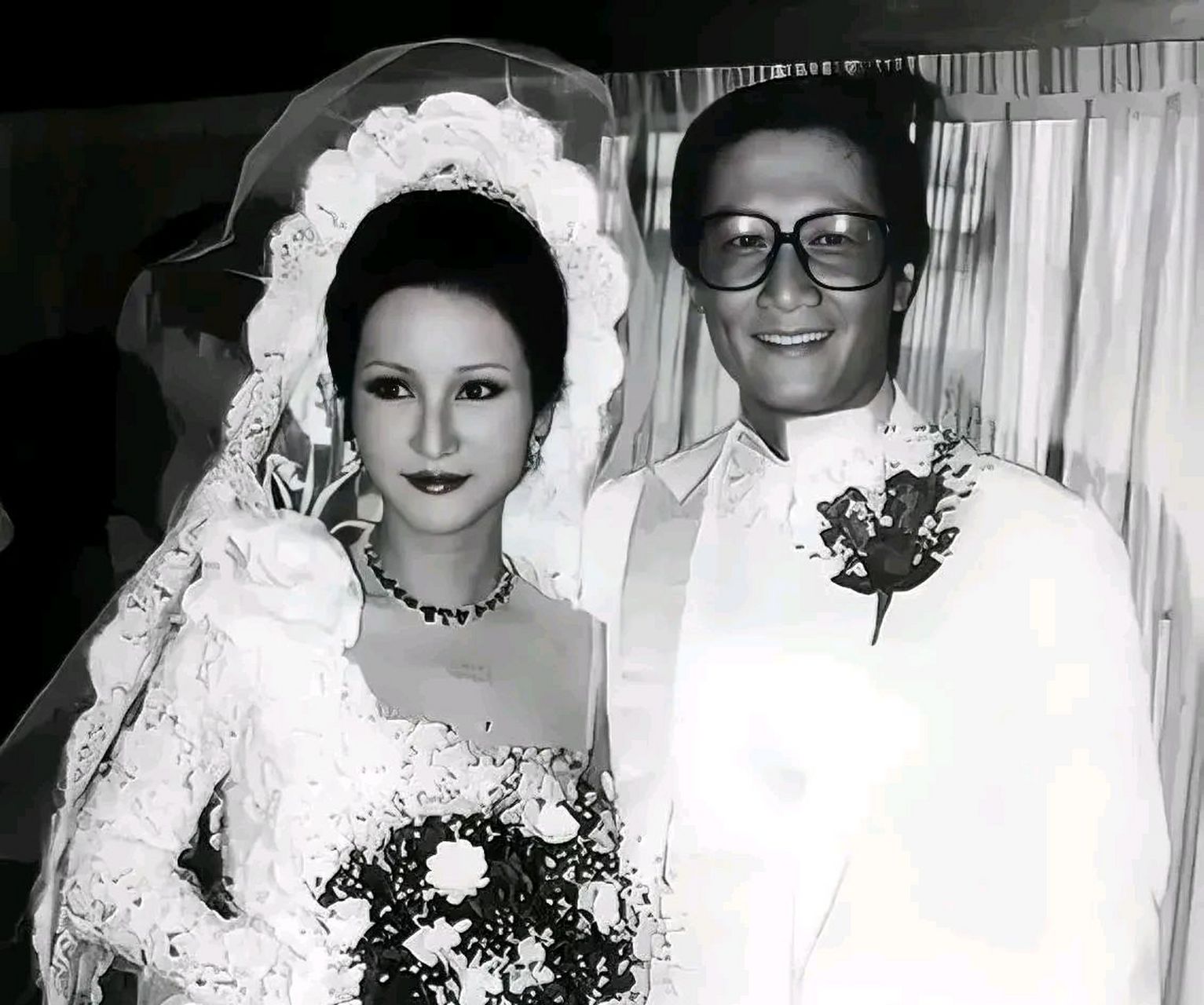 1985年的一个深夜,34岁的狄波拉盛装打扮后,敲开了赌王何鸿燊的房门