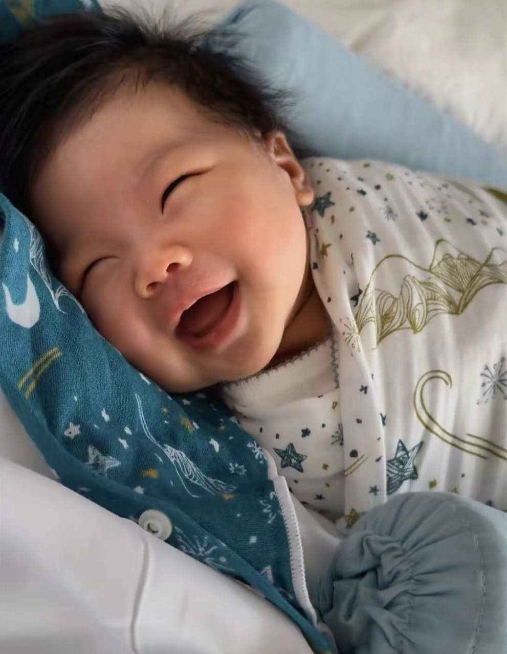 郑凯前女友程晓玥官宣产女,又是一个生在豪门的幸福宝宝,好可爱.