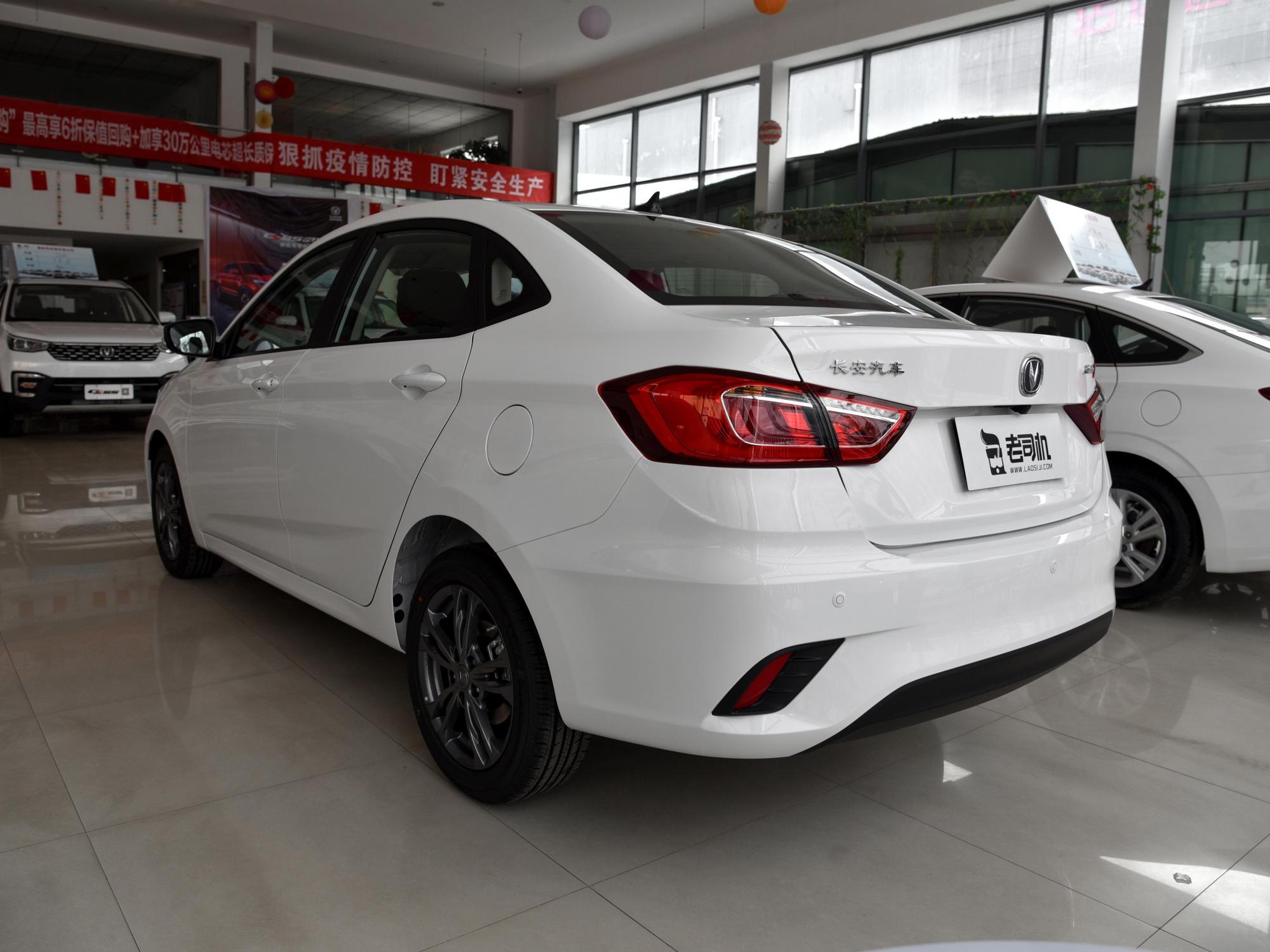 长安的紧凑型小车,配置高还省油,实拍逸动dt