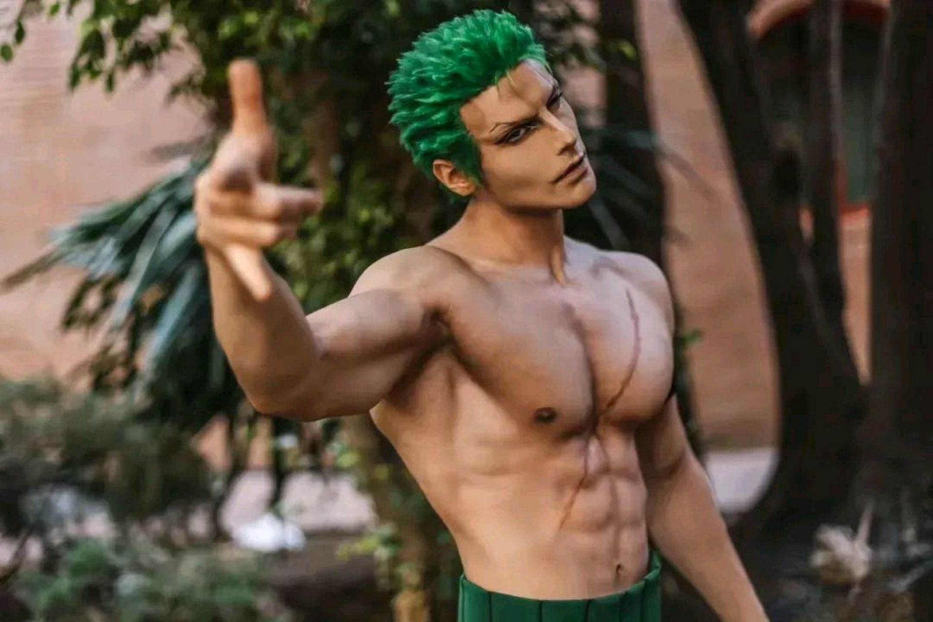 一个意大利小哥cos的索隆,力量感十足,真人版要是有这还原度就还是挺