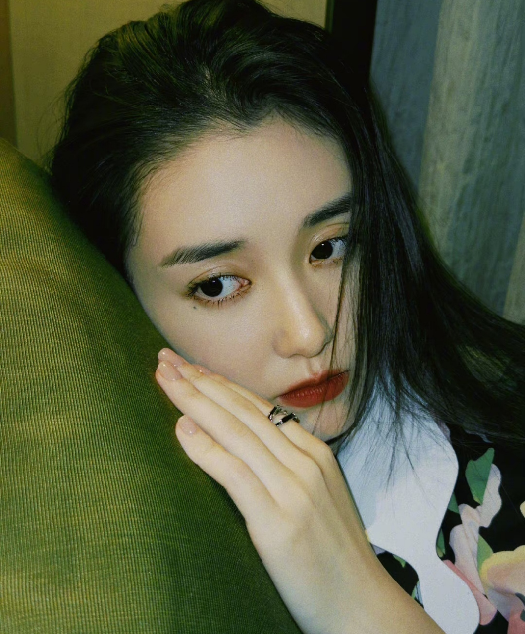 蒋依依挑战复古港风,加了滤镜风格有点抽象,印花连衣裙加高跟鞋显年龄