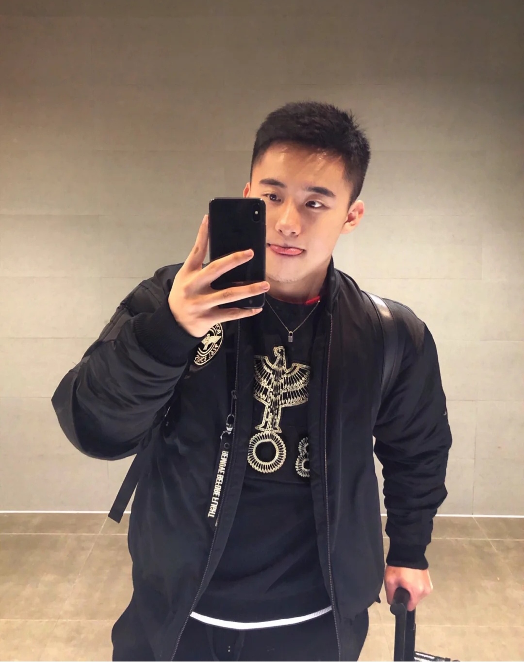 自拍爱伸舌头肌肉男,这样的臭弟弟好可爱!提前送上你的七夕男友