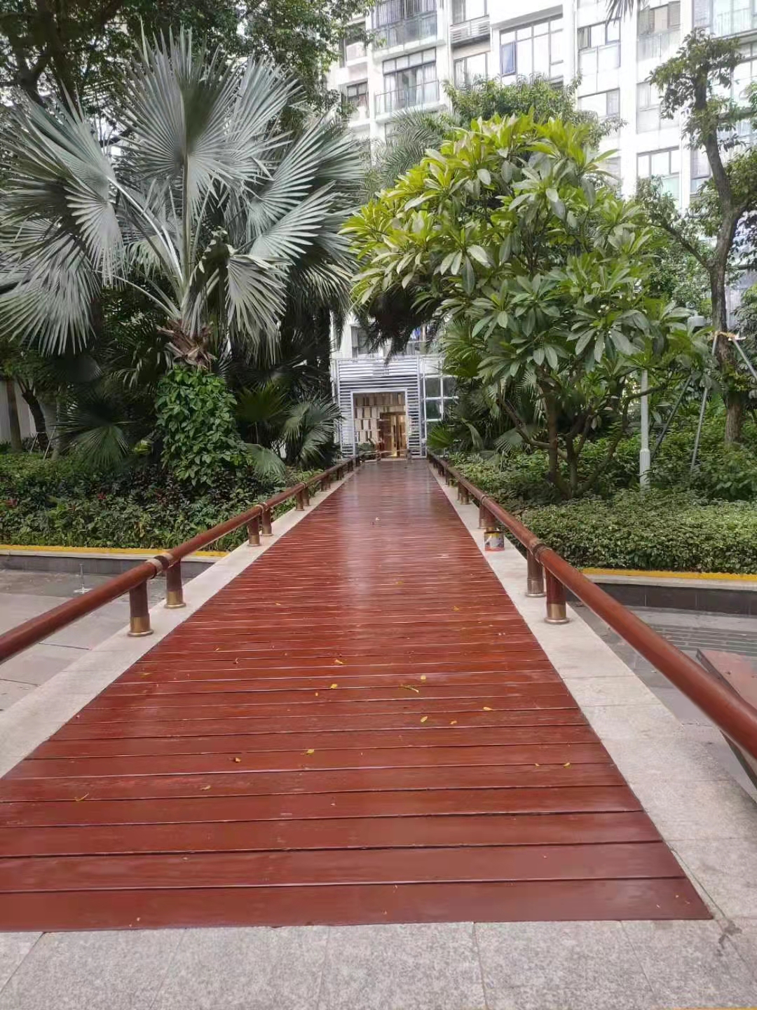 美轮美奂:欣赏迷人的防腐木栈道