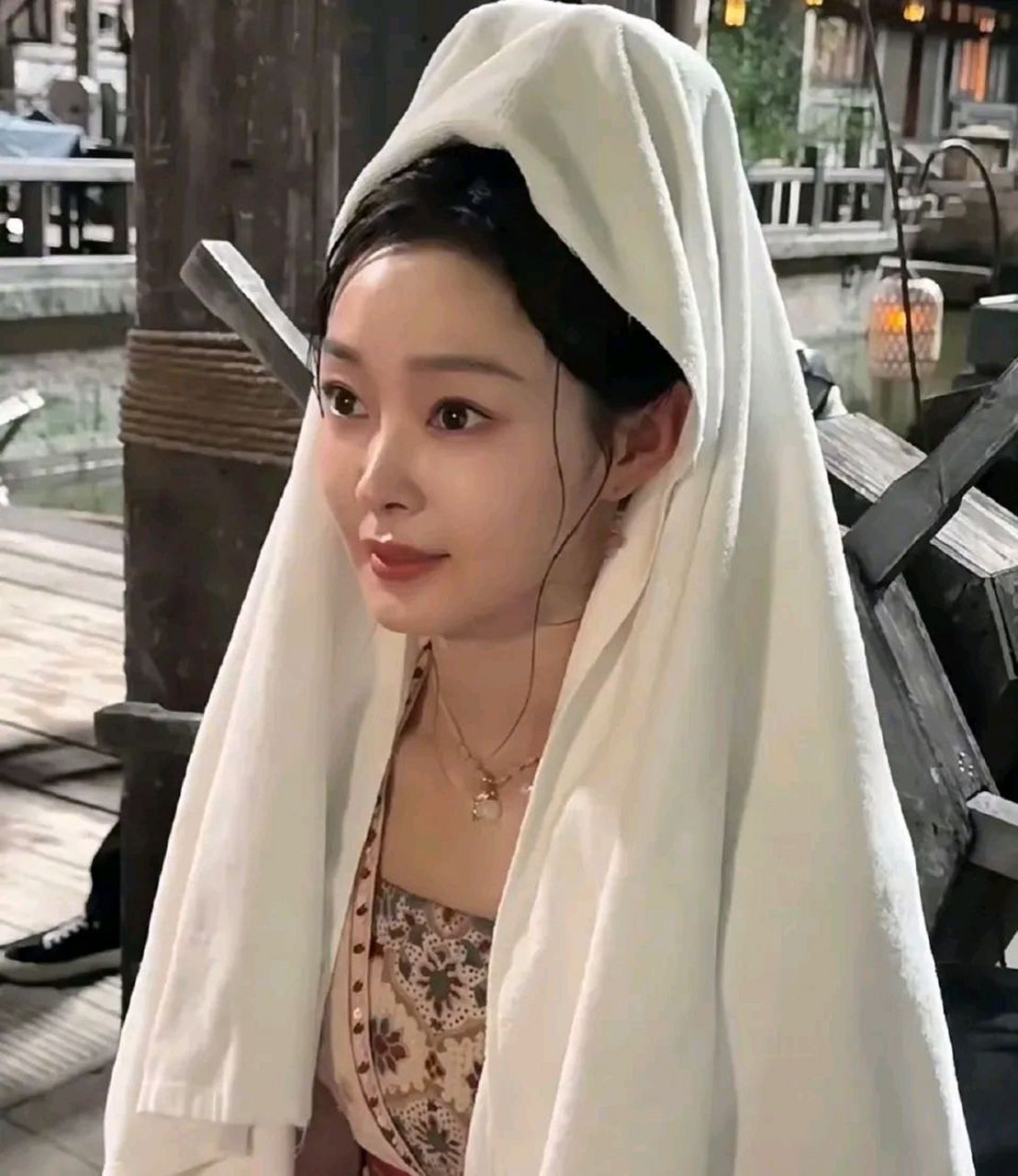 宋轶在头上搭一个毛巾都觉得有玉面狐狸那个味 而且气色也很好!