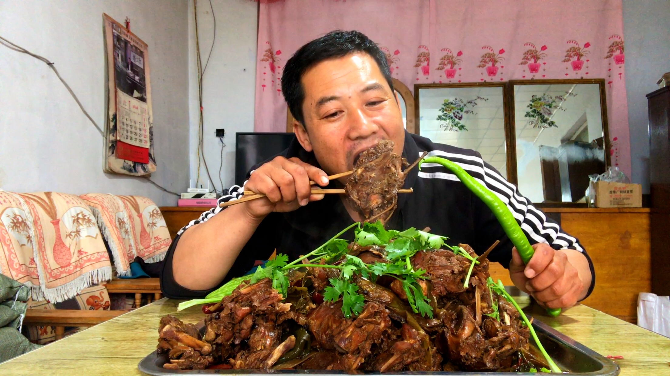 15块10个鸡架,便宜吗?麻辣卤一锅,大口吃肉还想喝点,太值了