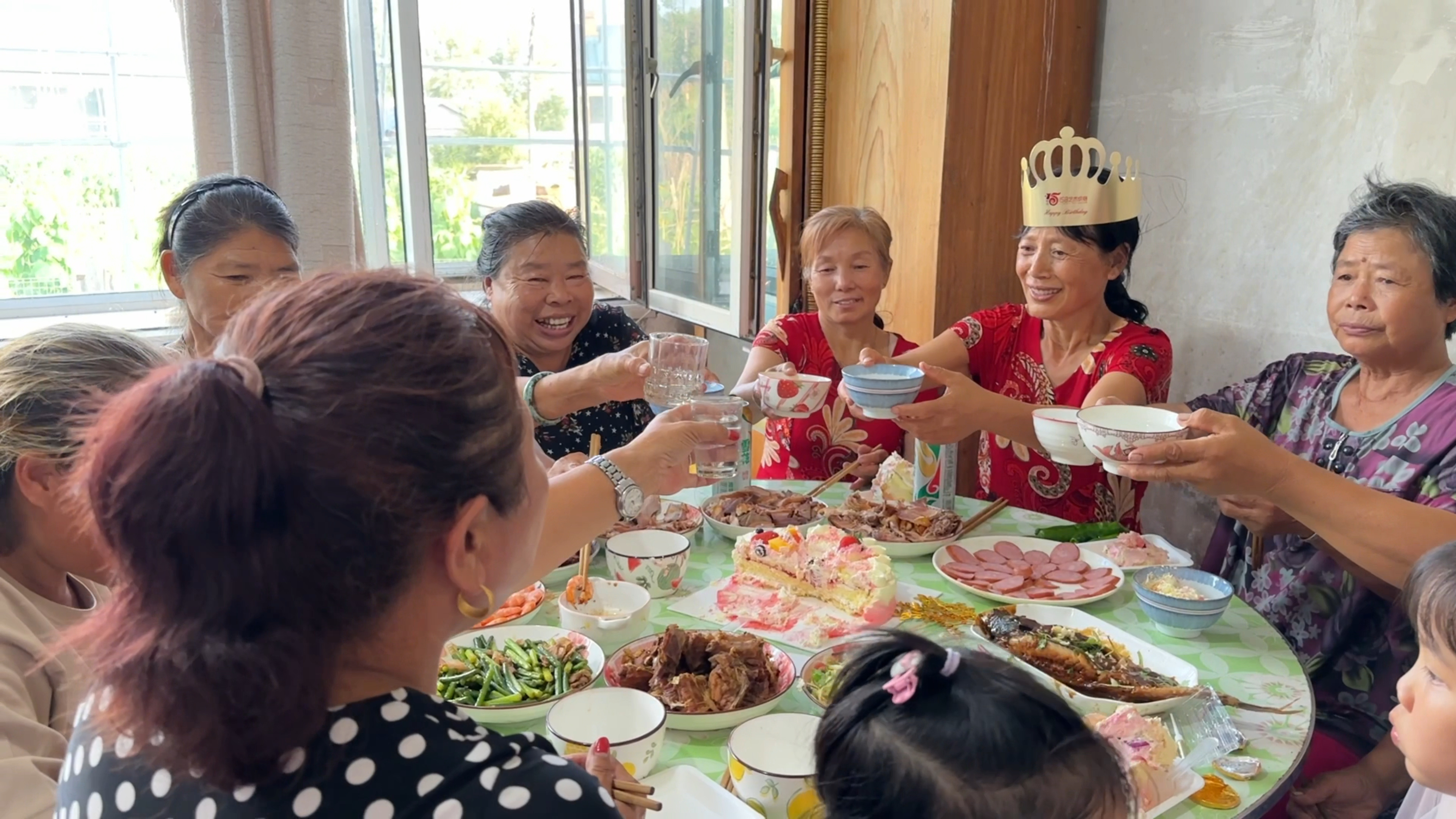 东北妈妈57岁了,远嫁儿媳妇张罗一桌家常菜,亲朋好友欢聚真热闹