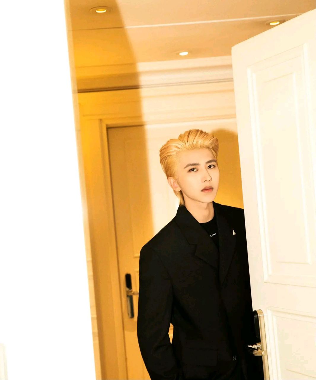 蔡徐坤出生于浙江温州,从小家教优越,父母对他的要求很严格,他也争气