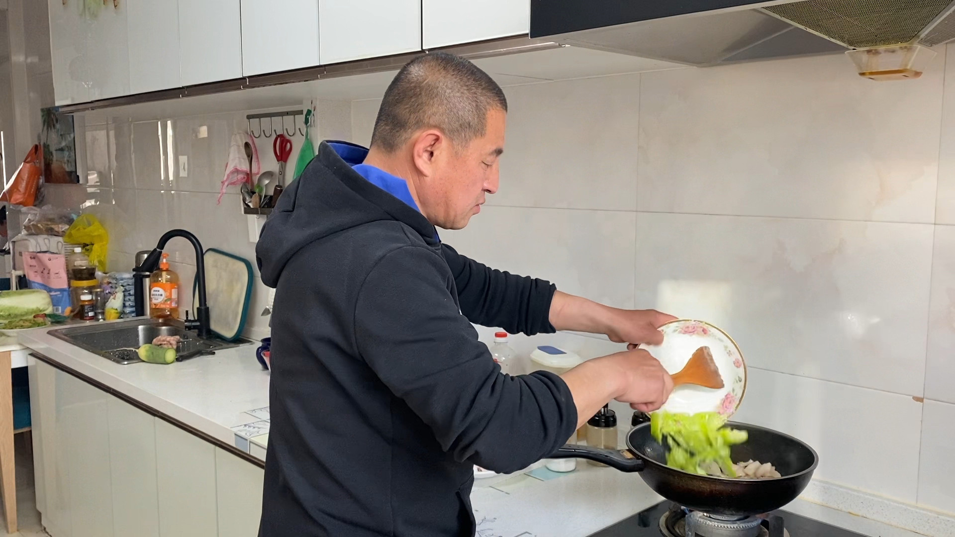 老马独自在家咋生活?洗衣做饭样样通,做三道菜简单吃点去上班!