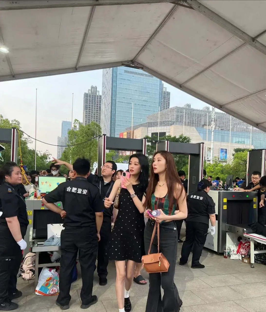 薛之谦演唱会被偶遇的孙怡 吴优 孙怡又瘦骨架又小,同时还是大高个手