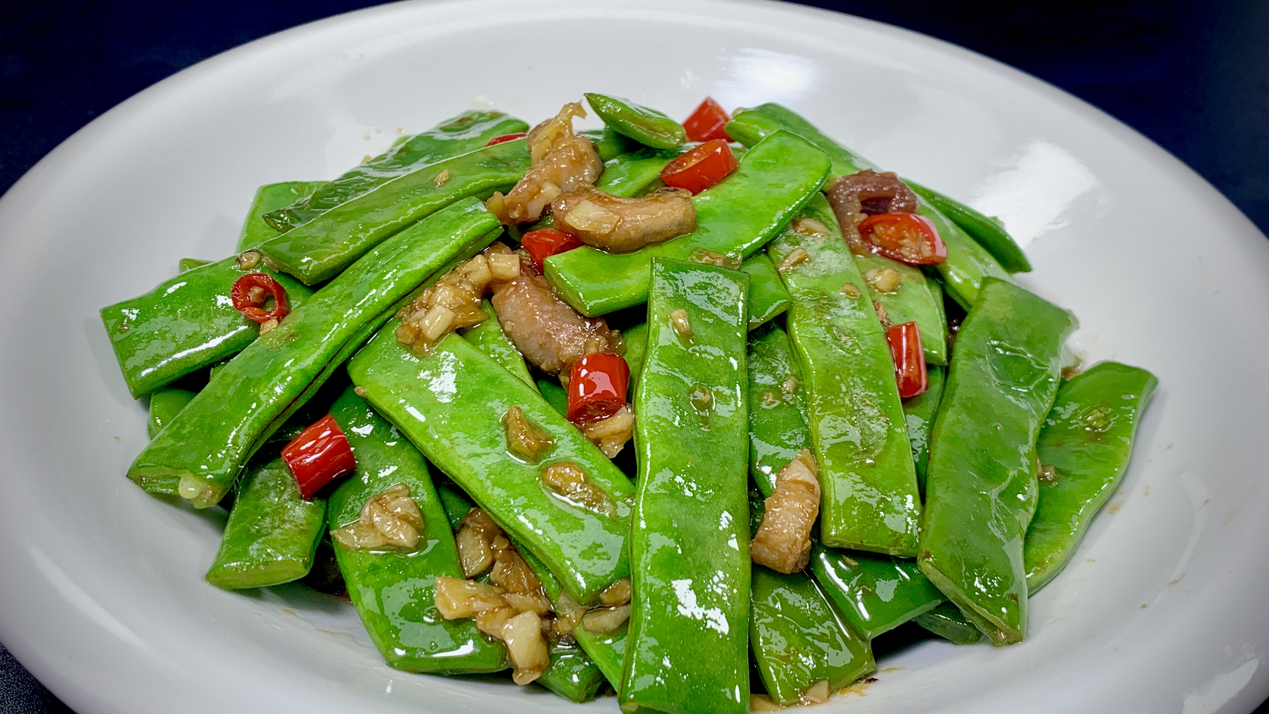 炒四季豆很多朋友喜欢过油,或者是焯水,大厨分享正确做法