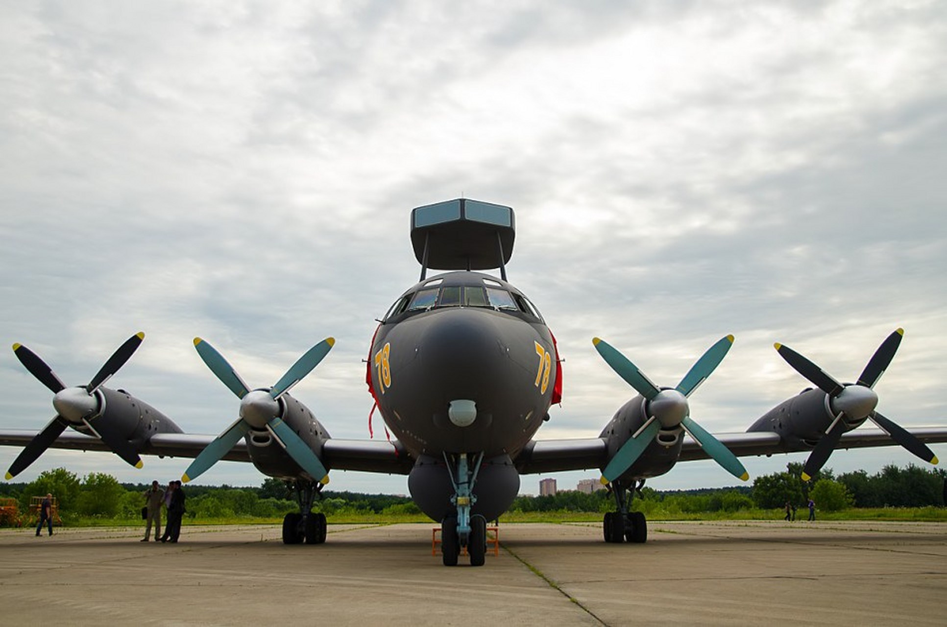 伊尔-38"山楂花"反潜机是前苏联以伊尔-18型民航机为基础研制开发的