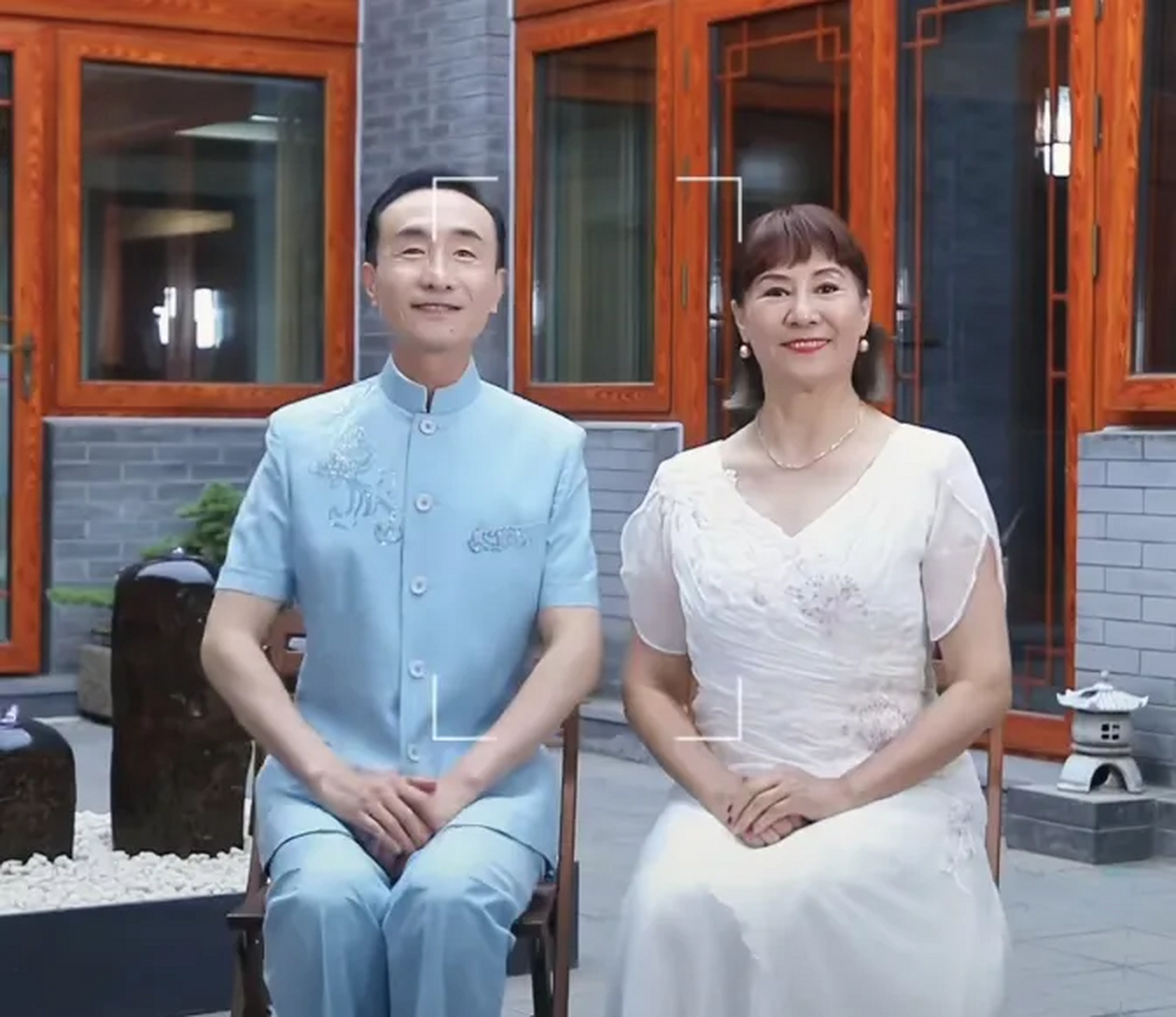 巩汉林一家6口同框,儿子的胡须看着比爹还老,巩天阔的露面及豪宅引发