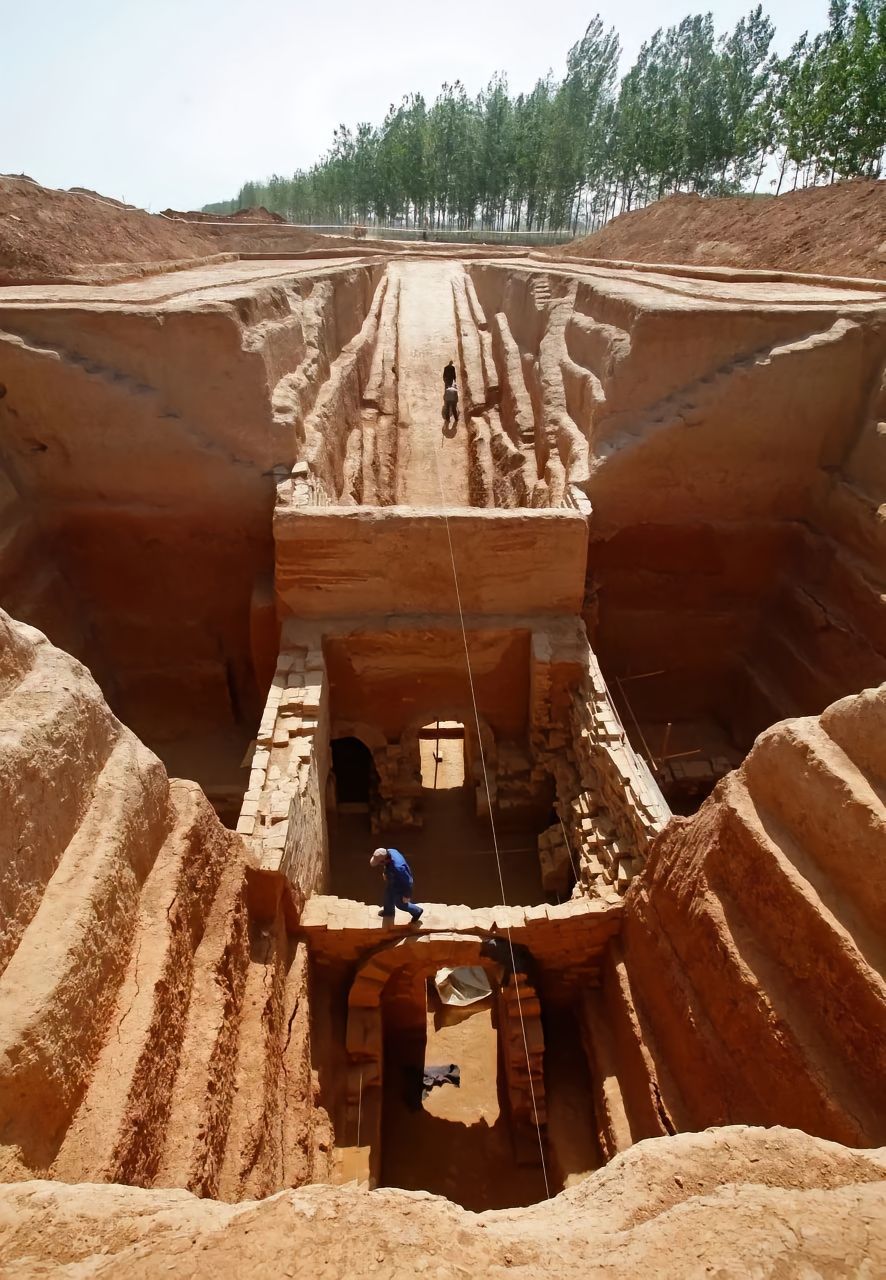 洛阳北邙山数百平方公里内探明有规格的陵墓就有数十万座.