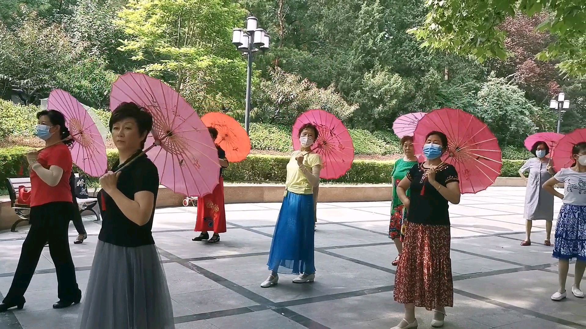 古风优雅的红伞舞(小城故事)