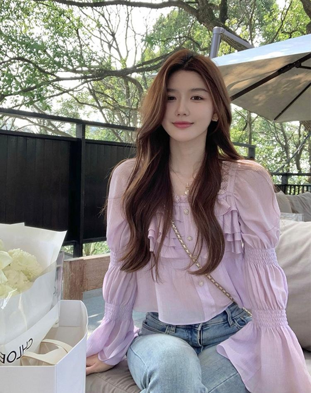 花与人相映,花更娇还是人更美?