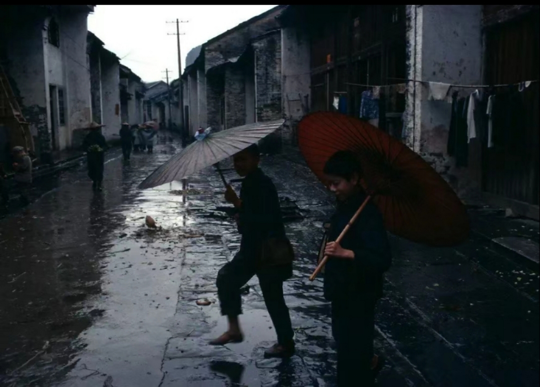 街道两旁的建筑物很古老,不知道,这些建筑物是否已经动迁了,还是被