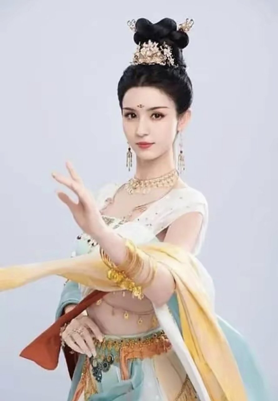 哈妮克孜敦煌风造型曝光,一袭长裙仙气飘飘韵味十足  近日,哈妮克孜在