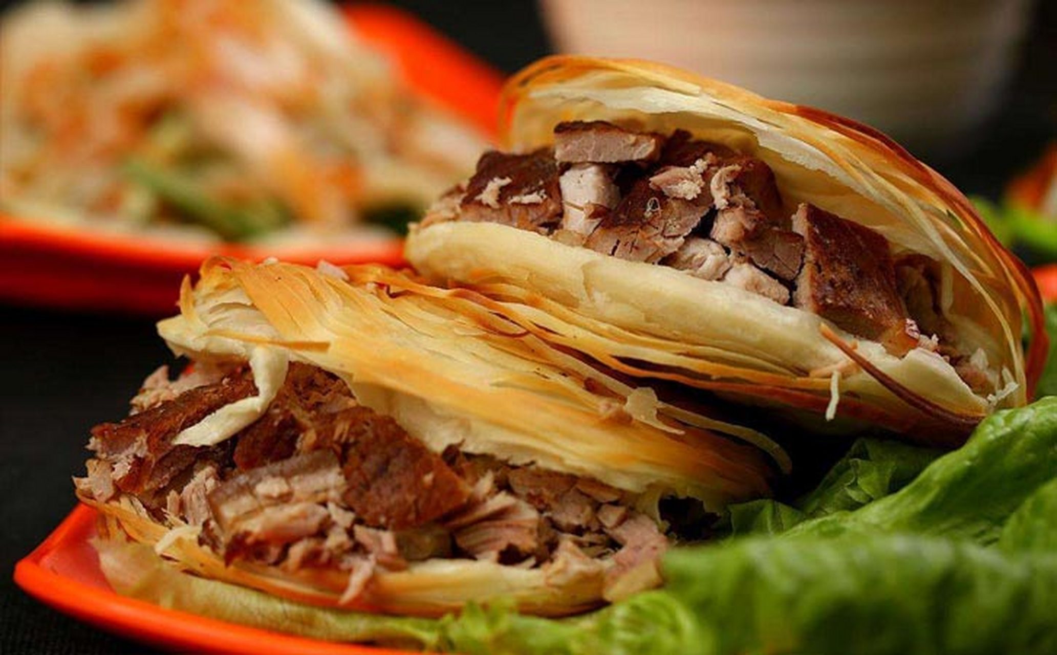 爱吃肉夹馍的小伙伴可能会有一个疑惑:肉夹馍明明是馍夹肉,应该叫做"