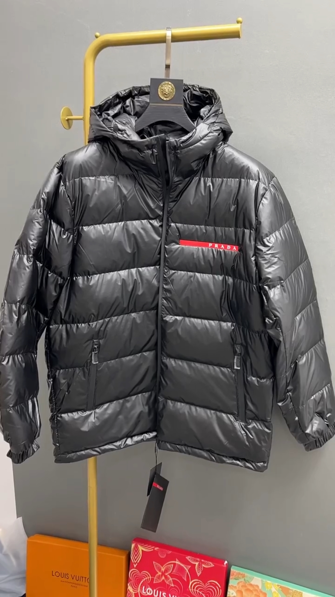 普拉达冬季男士羽绒服外套,红标显眼还有时髦品味格调-度小视