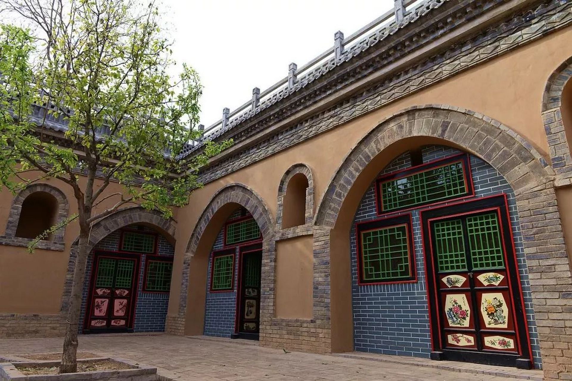 在河南省三门峡市陕州区张汴乡北营村,有一种古老而神奇的民居样式