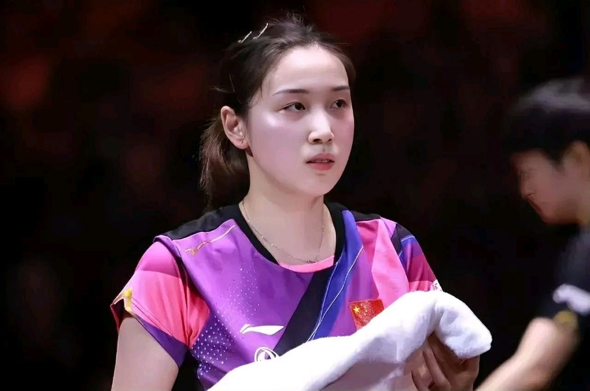 漂亮!大运会 女子乒乓球单打比赛4:3战胜日本选手出泽杏佳夺得金牌.