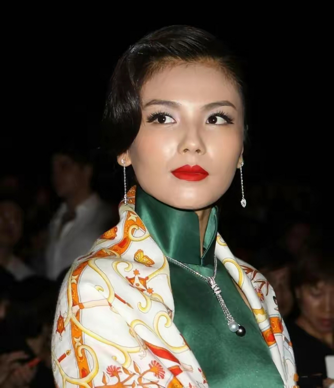 44岁刘涛穿旗袍高调亮相!妆容艳丽像是富太太,满身贵气很奢靡