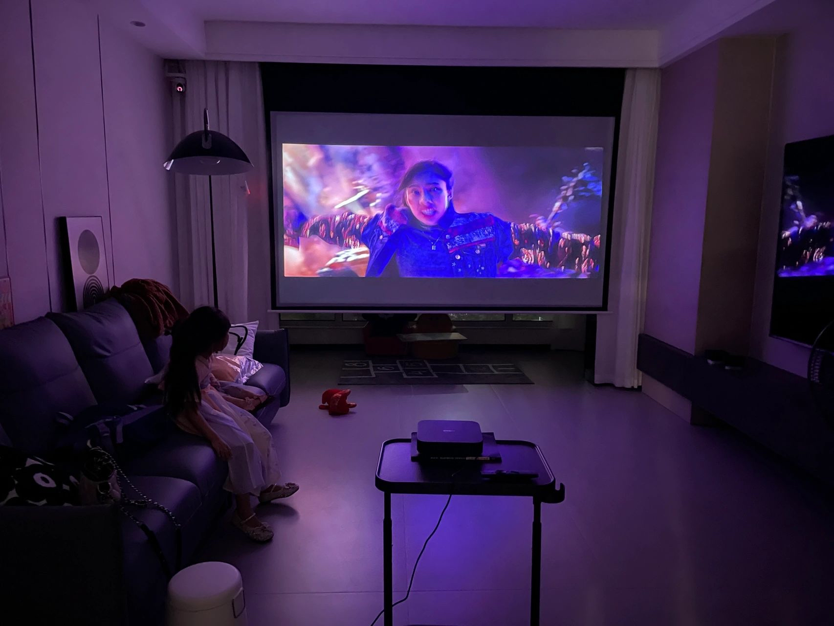 想看电视就打开电视,想以投影的方式观看,就选择投影仪,在家也可以享