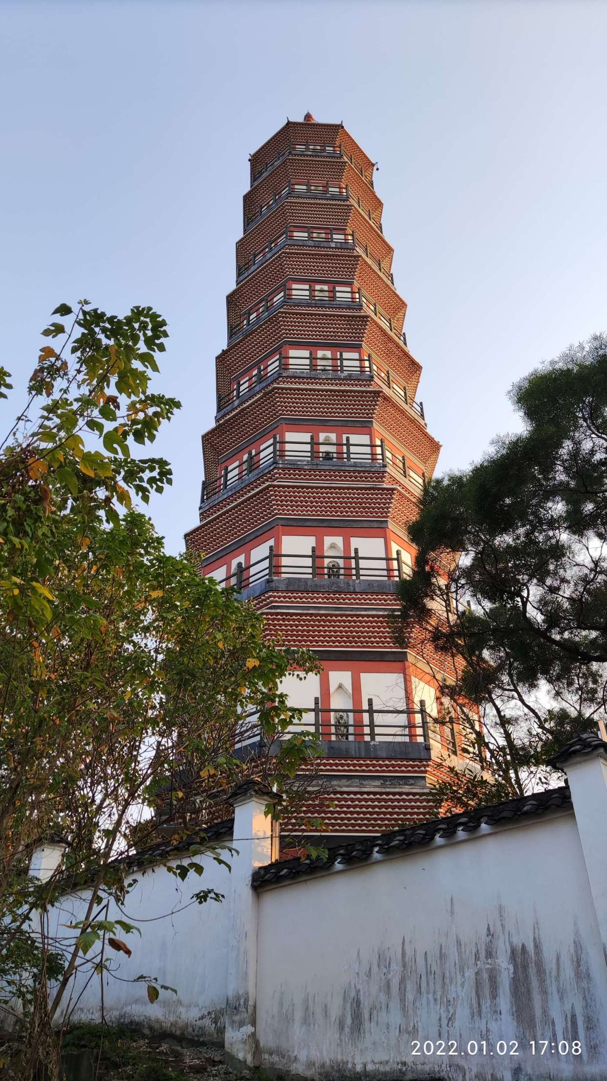游览明代修建的琶洲塔