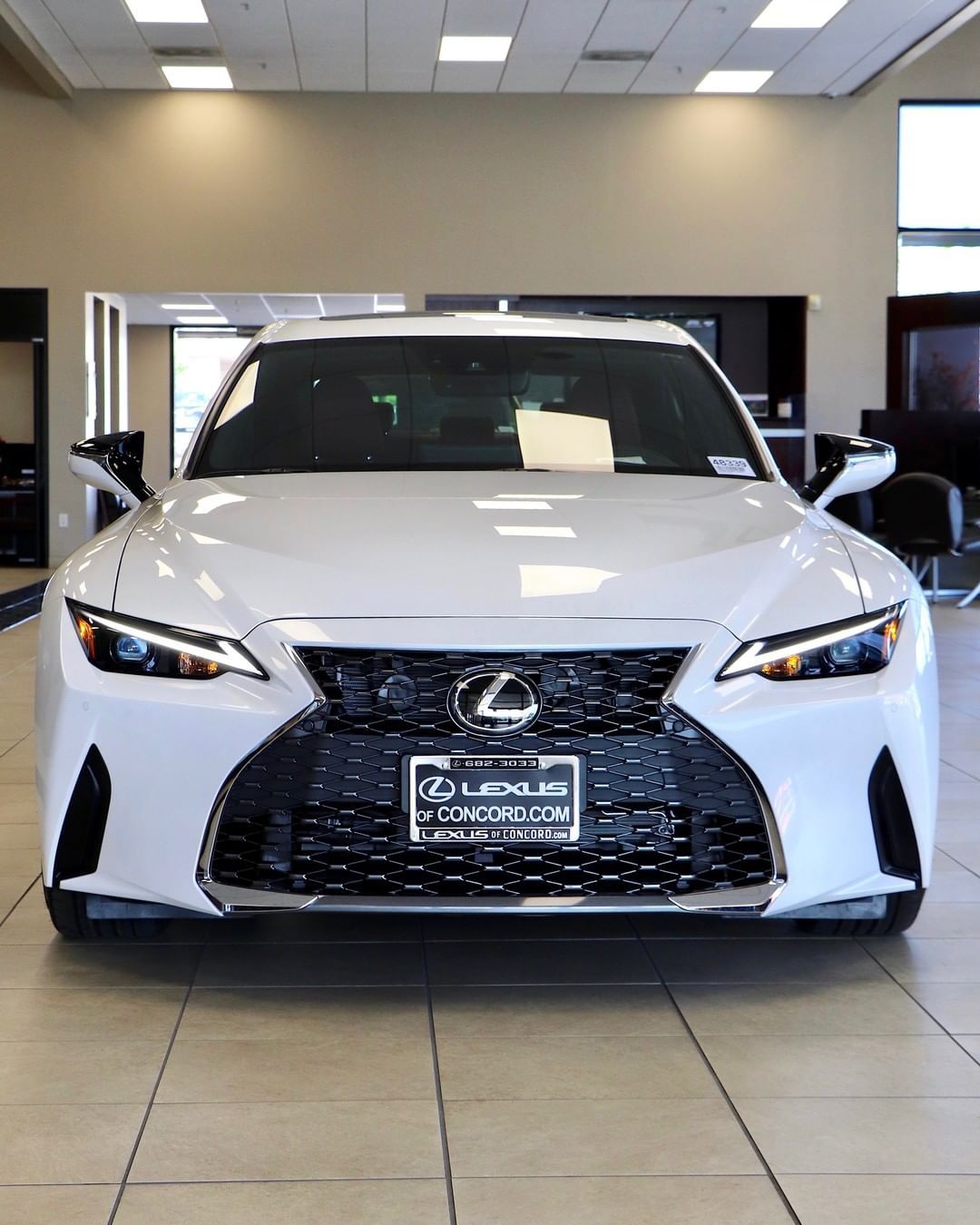 新款雷克萨斯is实拍,对标奥迪a4,轿跑元素浓郁,加速6.8秒,帅气