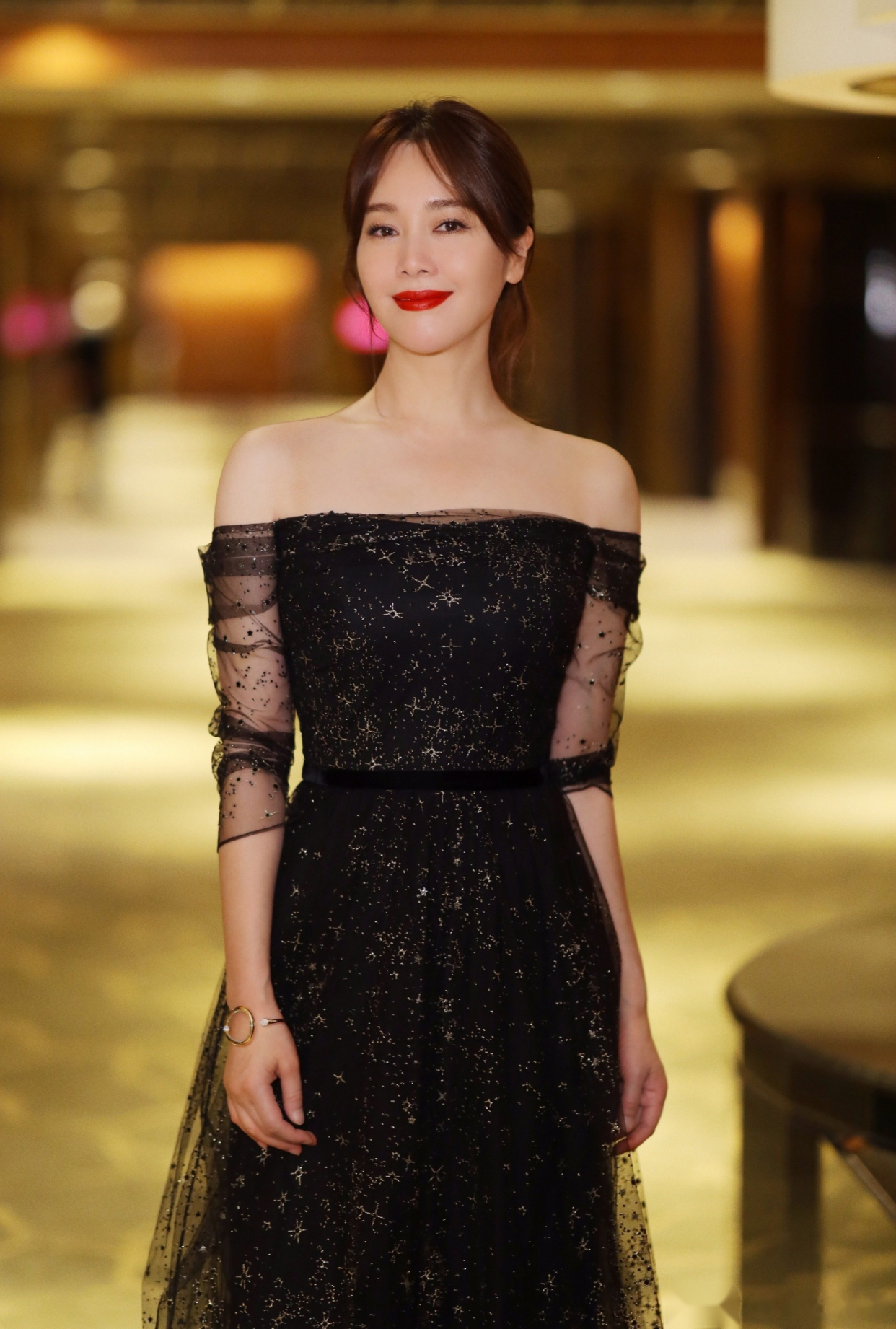 左小青:端庄秀丽,温婉大方