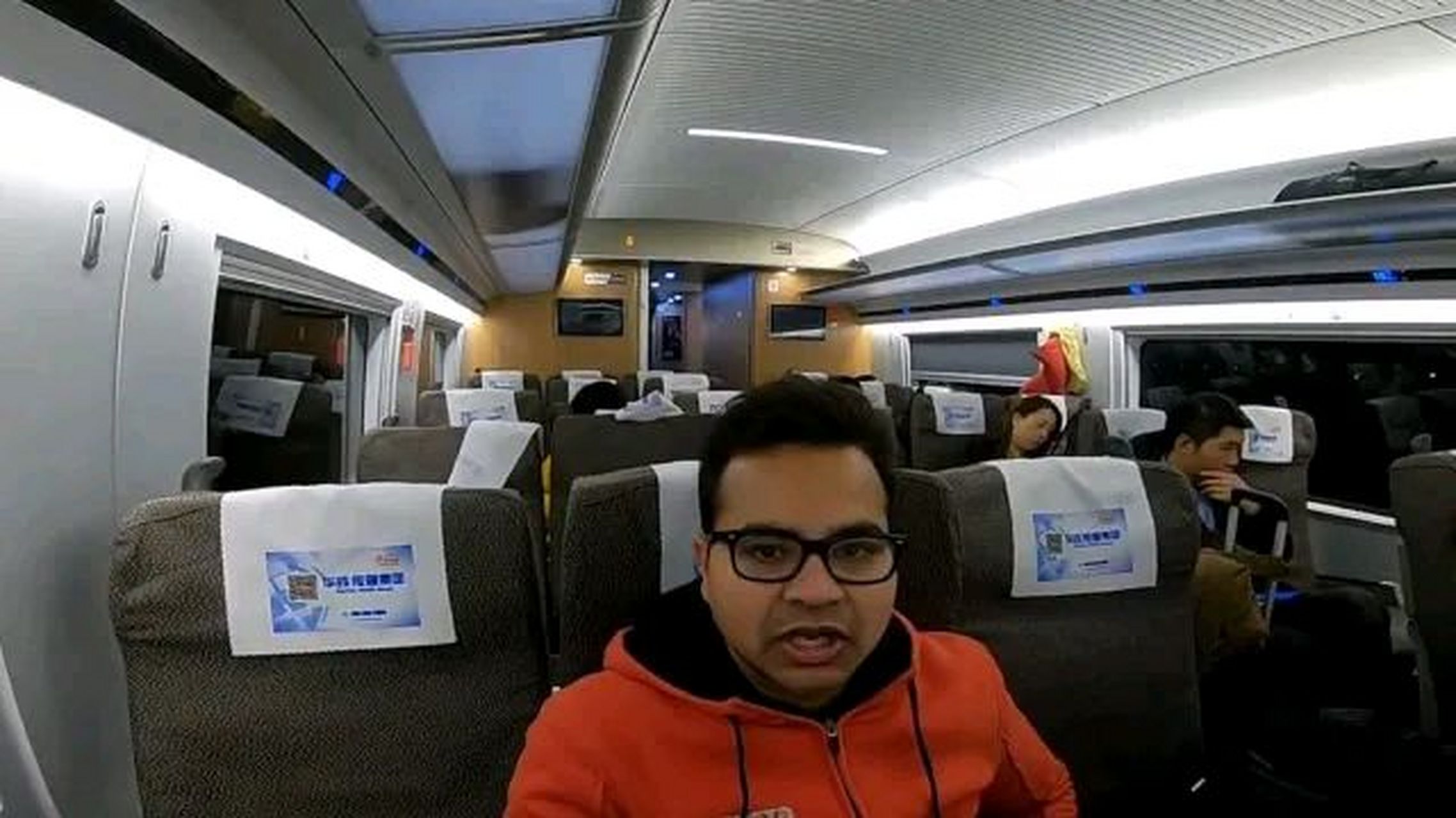 有一位印度专家,他第一次乘坐中国的高铁,刚上车就怒了,那么究竟是