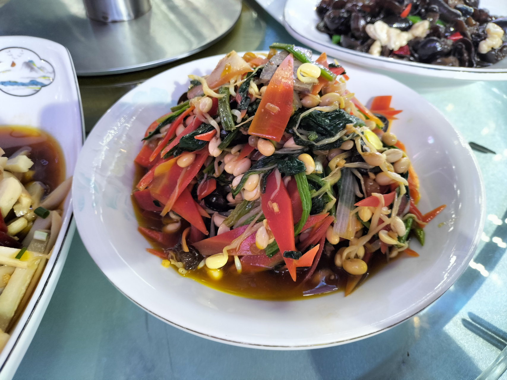 图一的凉菜是我们这里有名的一道凉菜,俗称陇州凉盘.