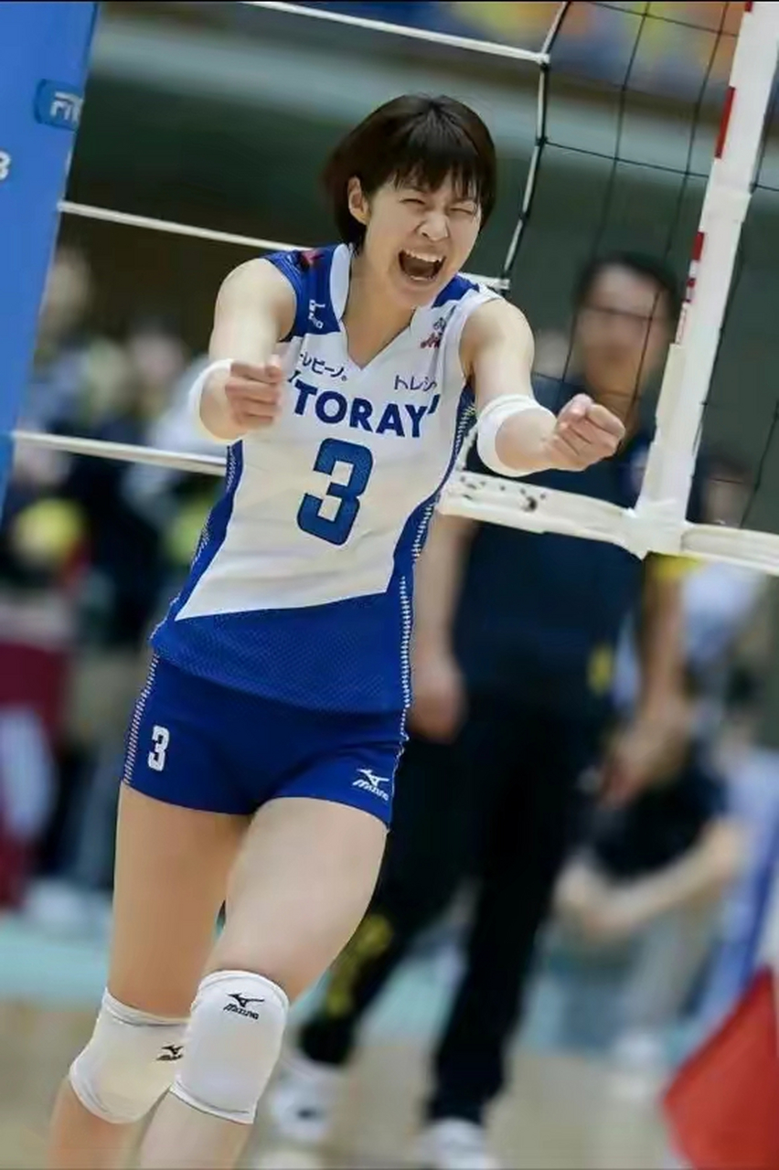 37岁的日本女排名将木村纱织在社交平台上晒出了自己怀孕10个月的照片